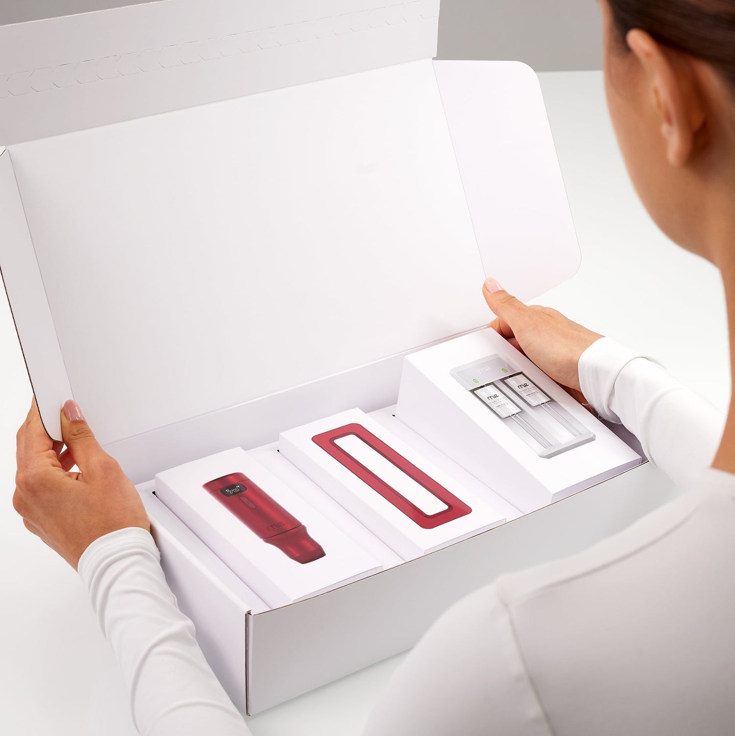 PMU-Artistin öffnet das Starter-Kit der ME™ Permanent Make-up Maschine