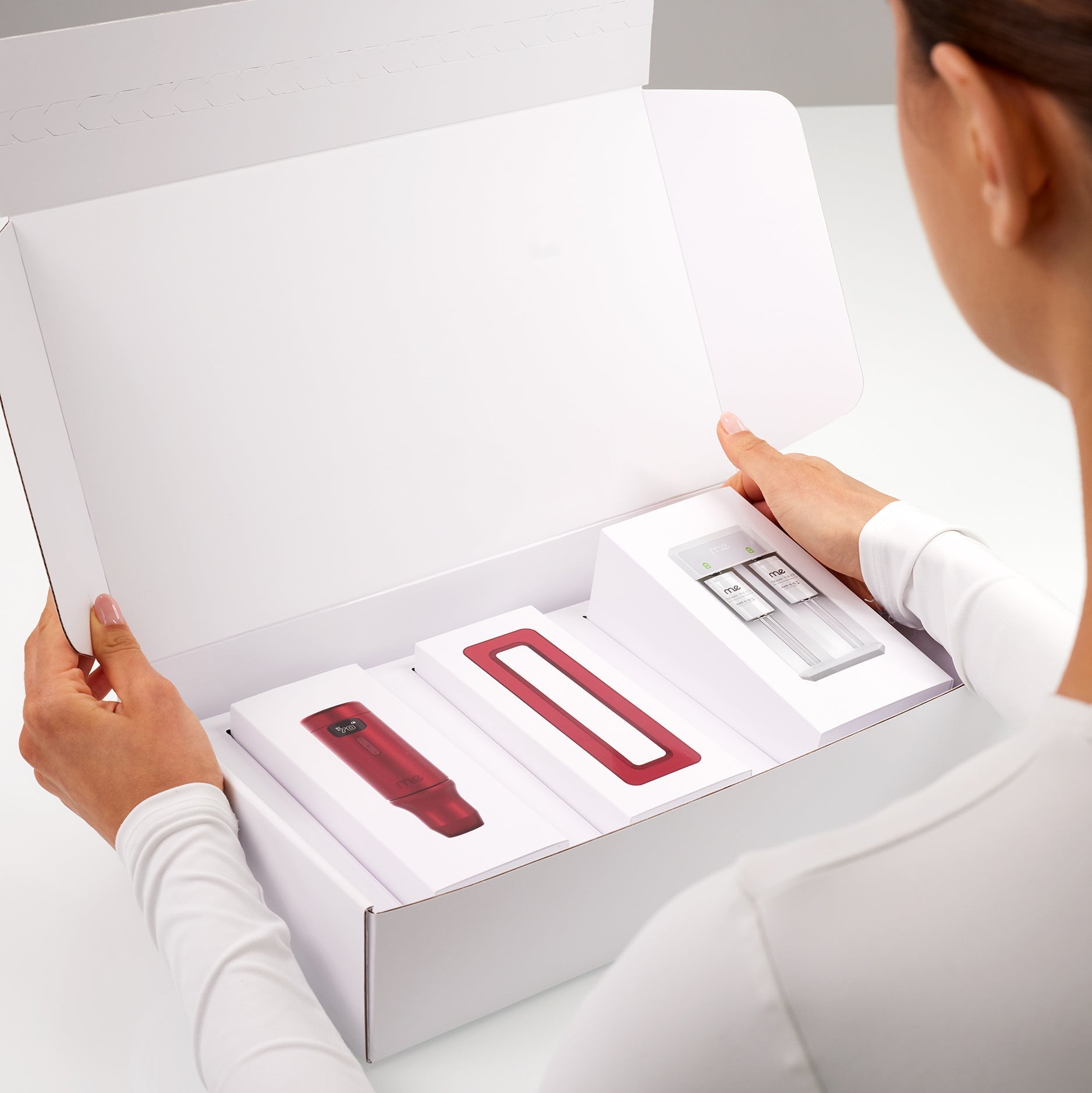 PMU-Artistin öffnet das Starter-Kit der ME™ Permanent Make-up Maschine